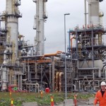 Crude oil futures push toward weekly gains